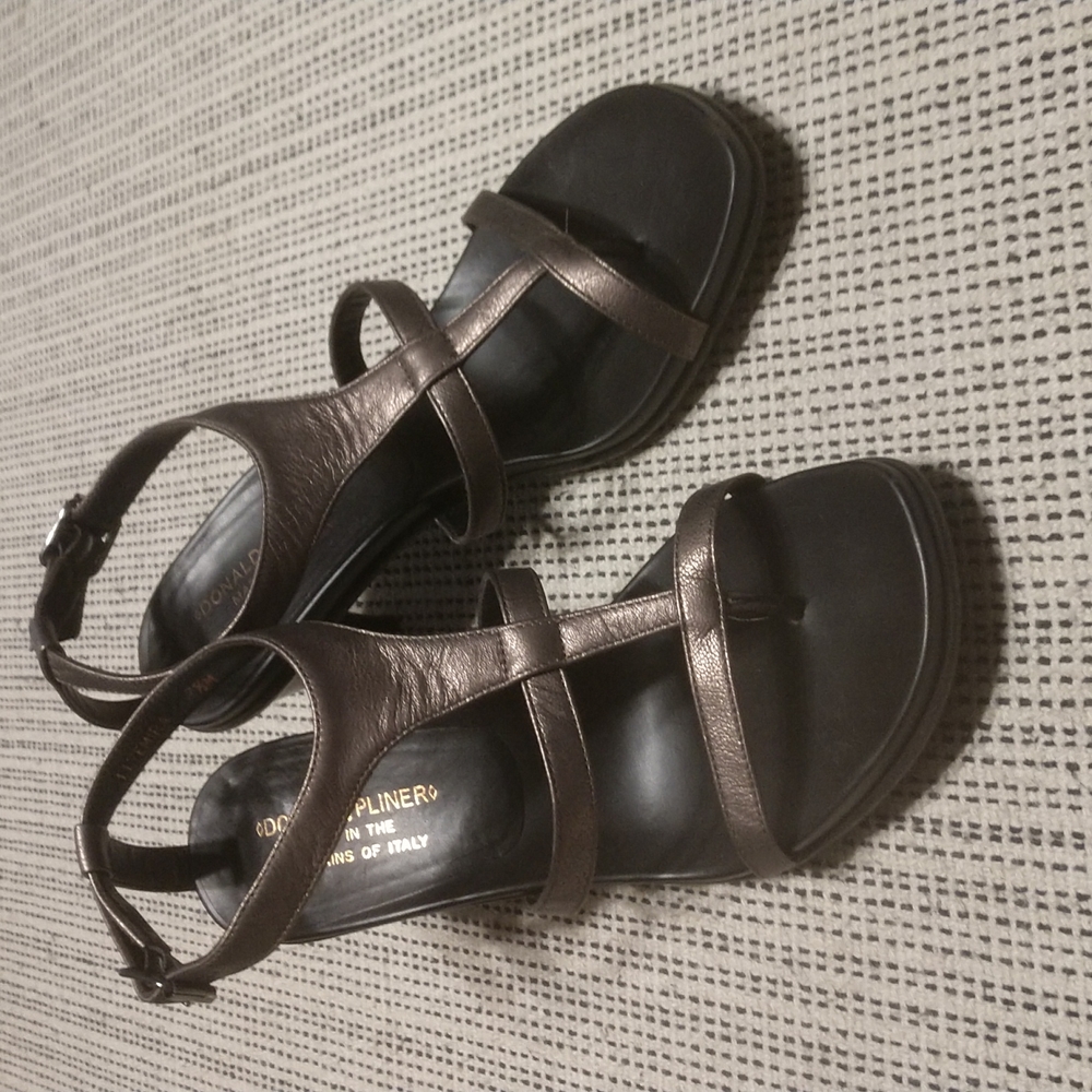 Donald J. Pliner T-Strap Thong Sandals Size 7.5